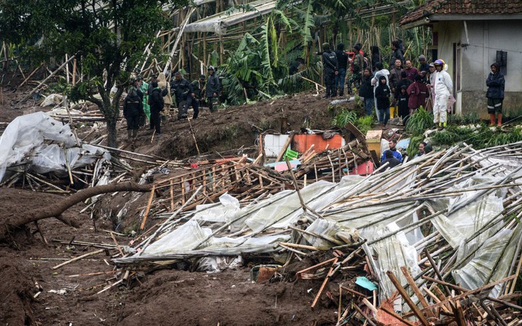 Chạy đua cứu hơn 80 người mất tích sau sạt lở kinh hoàng ở Indonesia