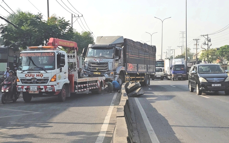 Xe tải tông dải phân cách đường Lê Đức Anh, giao thông cửa ngõ TP.HCM ùn ứ
