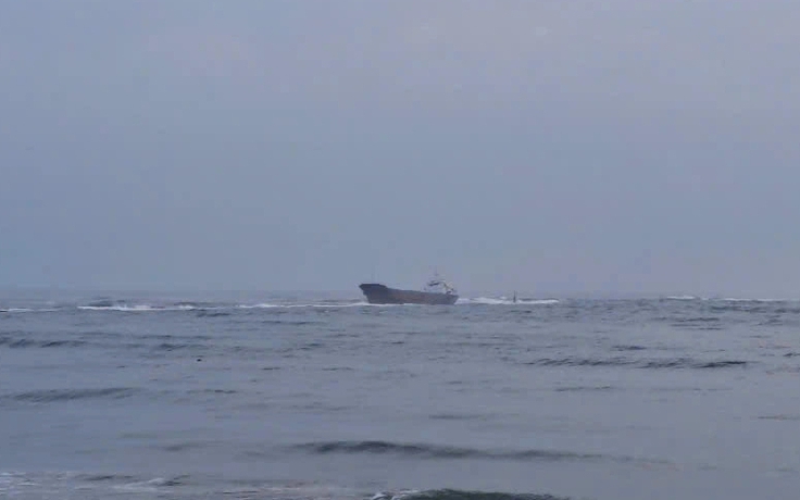 Tàu hàng gần 3.000 tấn mắc cạn tại cảng biển ở Quảng Trị