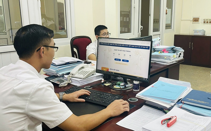 Viên chức được 'chân trong chân ngoài': Cởi mở nhưng cần kiểm soát