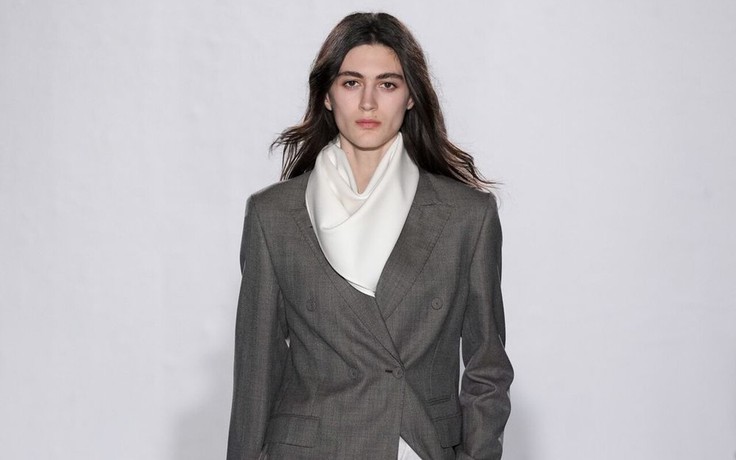 Màu xám không lạnh: bí quyết mặc gam màu công sở quen thuộc mà vẫn cuốn hút