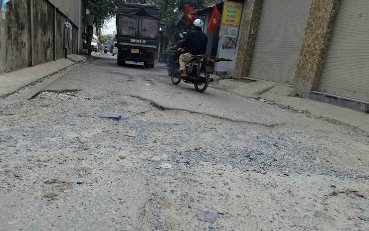 Đường hỏng, đi lại khó khăn