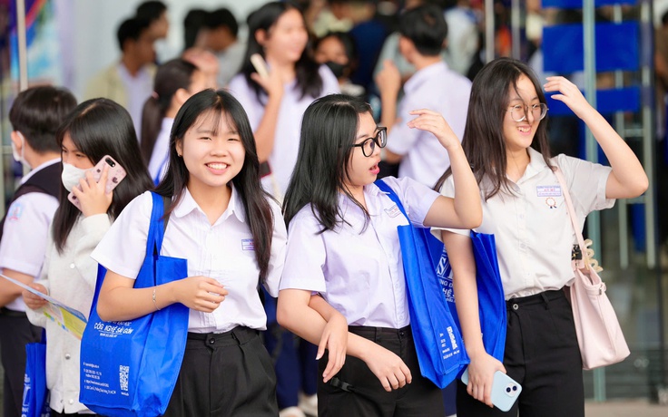 Đông nghịt học sinh 'trảy hội' chọn trường, chọn ngành