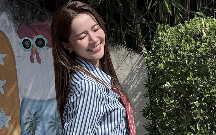 Áo sơ mi kẻ sọc tạo nên sự cân bằng giữa cổ điển và hiện đại