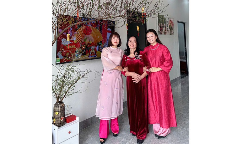 Lan tỏa trên mạng xã hội: Cô gái trẻ xây nhà báo hiếu mẹ cha