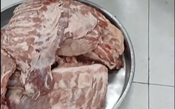 TP.HCM: Phường nói gì về vụ sườn heo kém chất lượng giao cho bếp ăn học sinh?