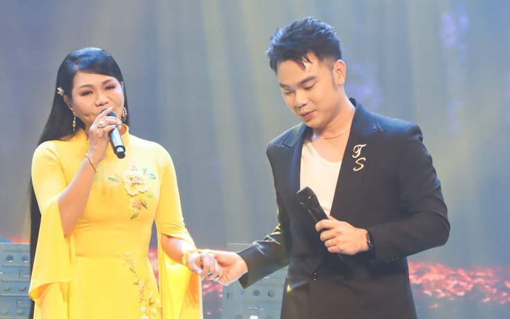 NSƯT Ngọc Huyền tình tứ với quán quân 'Solo cùng bolero' trên sân khấu