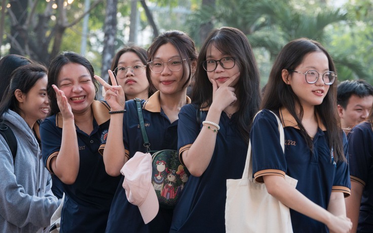 Học sinh lớp 12 'căng mình' ôn 4-5 kỳ thi để tìm đường vào đại học