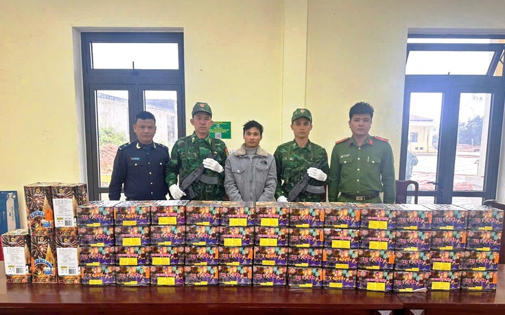 Giấu 89 kg pháo nổ dưới quặng bô xít, tài xế bị bắt tại cửa khẩu