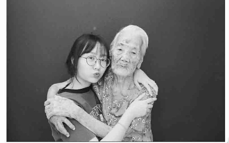 Khi bà nội 101 tuổi đi chơi cùng cháu gái gen Z