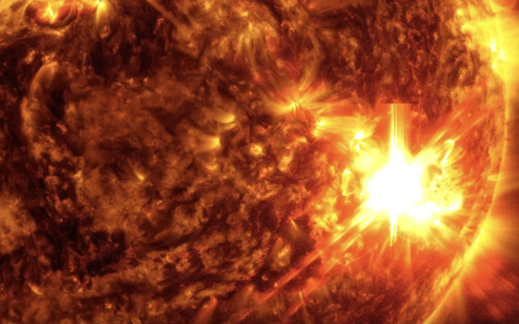 Mặt trời vừa 'phun trào kép' rực lửa: Bão mặt trời hôm nay 28.1 có nghiêm trọng?