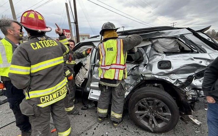 Cụ bà 83 tuổi lái ô tô đạp nhầm chân ga gây tai nạn liên hoàn