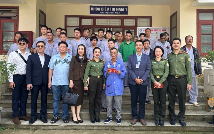 Công an cửa khẩu Tân Sơn Nhất làm công tác an sinh xã hội tại Huế