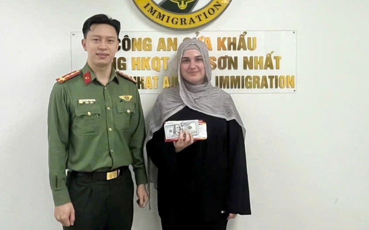 Công an cửa khẩu Tân Sơn Nhất trao trả lại nhiều tài sản cho hành khách