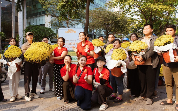 Người dân TP.HCM bất ngờ khi 1.000 chậu hoa tết được tặng miễn phí chiều nay