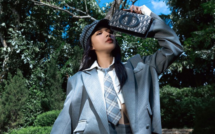 Hơi thở cổ điển trong bản phối áo blazer và mũ newsboy