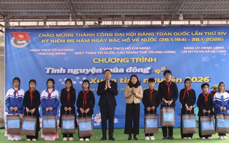 Tuổi trẻ Mặt trận Tổ quốc mang mùa xuân ấm áp về xã biên giới Hạ Lang