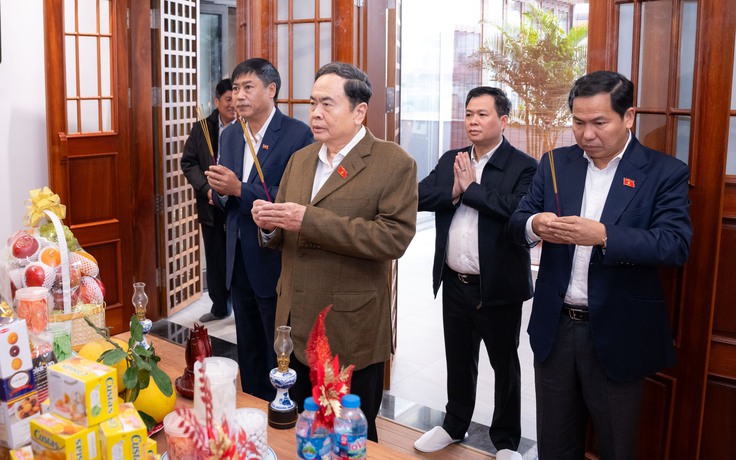 Chủ tịch Quốc hội thắp hương tưởng nhớ cố Tổng Bí thư Nguyễn Phú Trọng