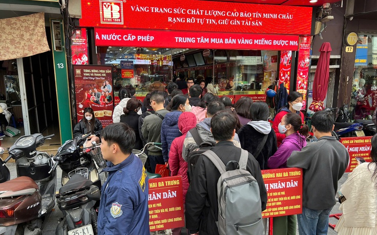 Bất chấp vàng, bạc tăng sốc, người dân ùn ùn đổ đi mua