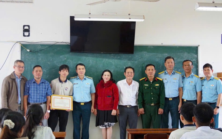 Tặng giấy khen nam sinh hỗ trợ phi công trong vụ máy bay rơi ở Đắk Lắk