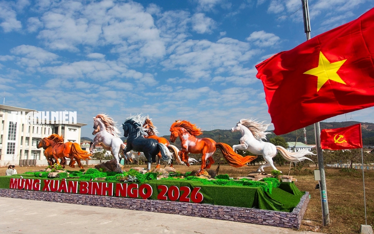Dàn linh vật ngựa tái hiện bức 'mã đáo thành công' ở Quảng Trị