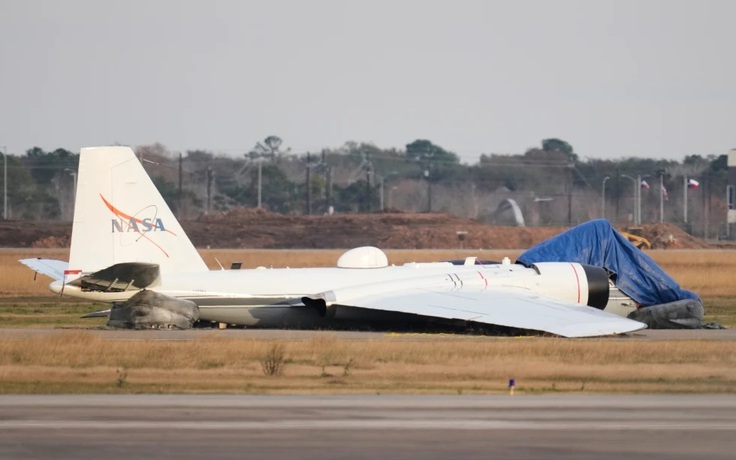 Máy bay NASA hạ cánh bằng bụng, trượt tóe lửa trên đường băng