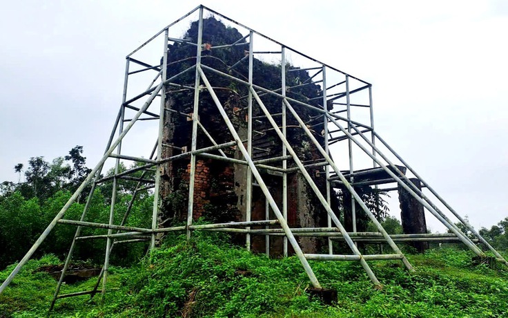 Khẩn cấp gia cố, chống sạt lở khu vực chân tháp Sáng