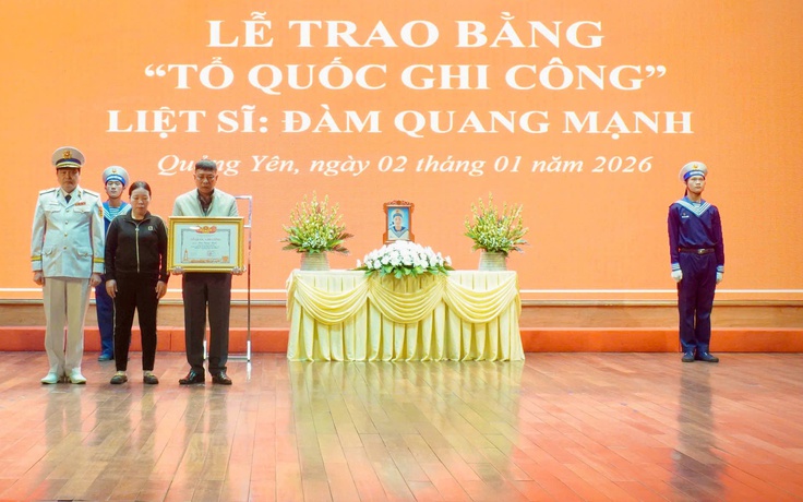 Trao bằng Tổ quốc ghi công liệt sĩ Đàm Quang Mạnh hy sinh tại quần đảo Trường Sa