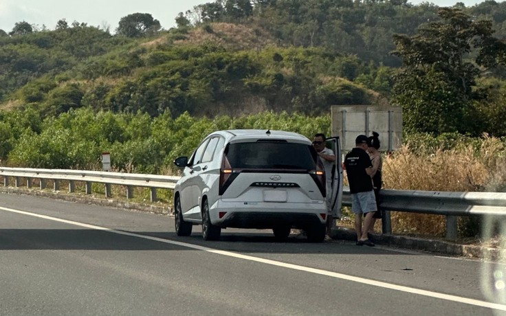 Dừng, đỗ xe ở làn khẩn cấp trên cao tốc: Bật đèn hazard liệu có đủ?