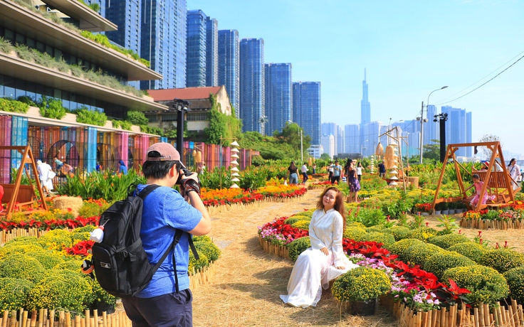 Vườn hoa tết 'mới toanh' gây sốt ngay trung tâm TP.HCM: Đông người đổ về check-in
