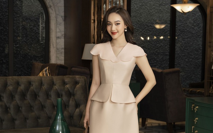Khoe dáng tinh tế với bộ đôi áo peplum cùng chân váy