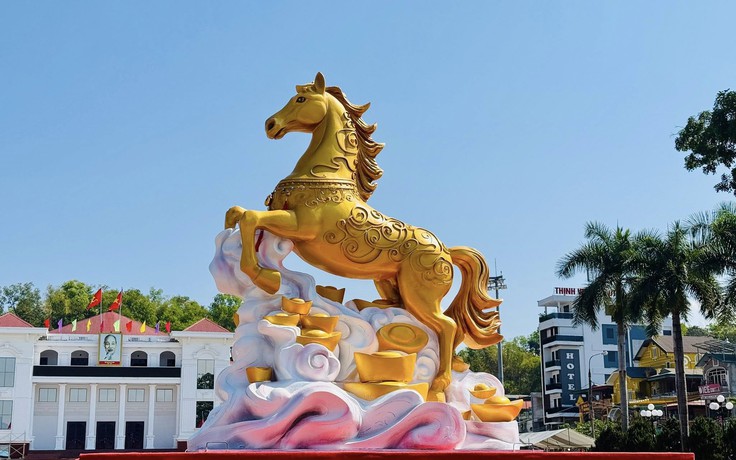 Linh vật 'ngựa vàng đạp mây trắng' xuất hiện tại Điện Biên