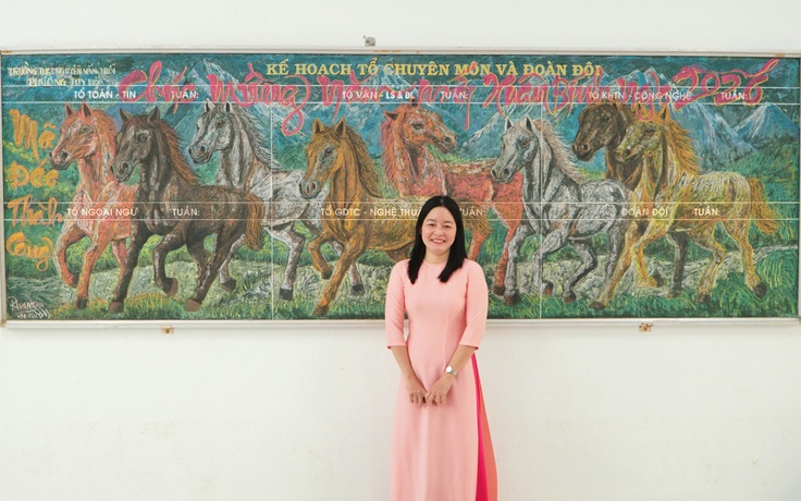 Sinh động đến ngỡ ngàng: Linh vật ngựa được vẽ bằng phấn trên bảng đen