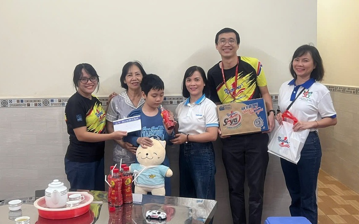 Trao quà tết cho trẻ mồ côi do Covid-19