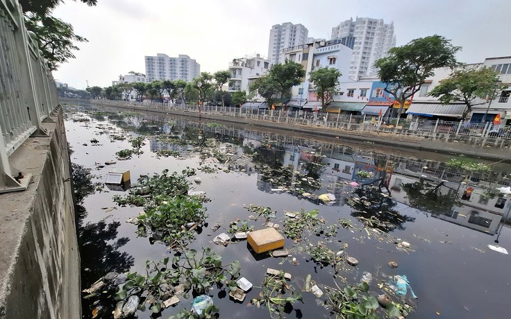Kênh đầy rác, tắc nghẽn gây ô nhiễm