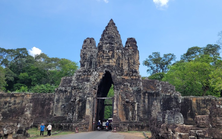 'Cưỡi ngựa xem hoa' tại Angkor