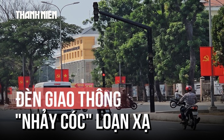 Thót tim tại giao lộ có đèn giao thông “nhảy cóc” loạn xạ khiến người dân thắng gấp