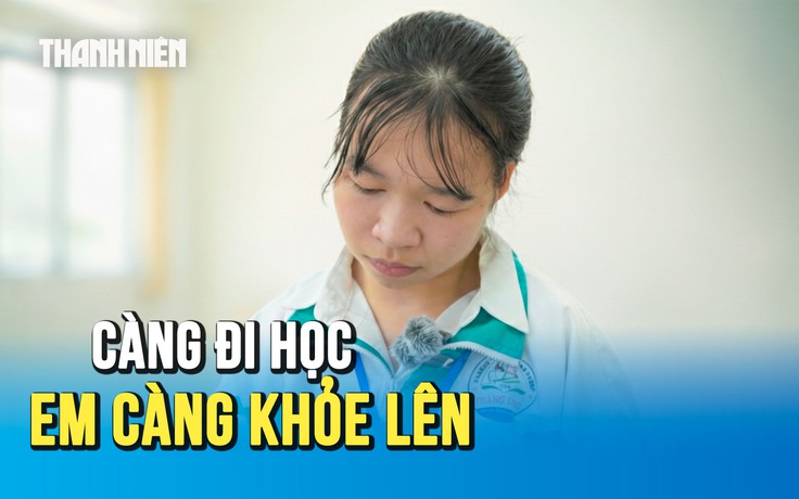 Nữ sinh bại não và ước mơ làm giáo viên trên đôi chân của bố.