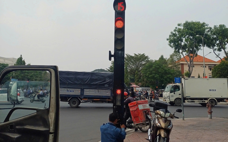 Đèn giao thông 'nhảy số', tắt đột ngột tại giao lộ ở TP.HCM: Người đi đường thót tim