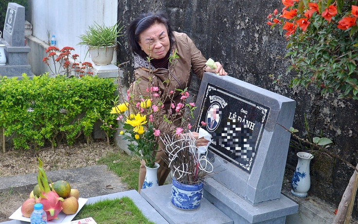 Tảo mộ cận tết, người phụ nữ bật khóc nhớ về chồng đã khuất