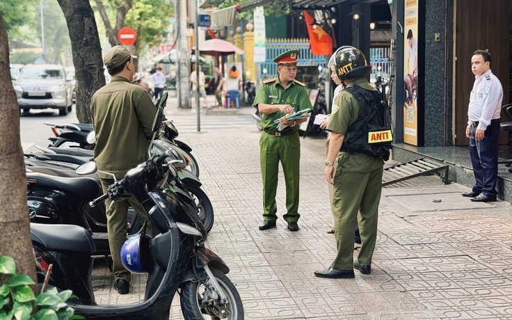 Đỗ xe máy trên vỉa hè TP.HCM: Phường đề xuất người dân không cần xin phép