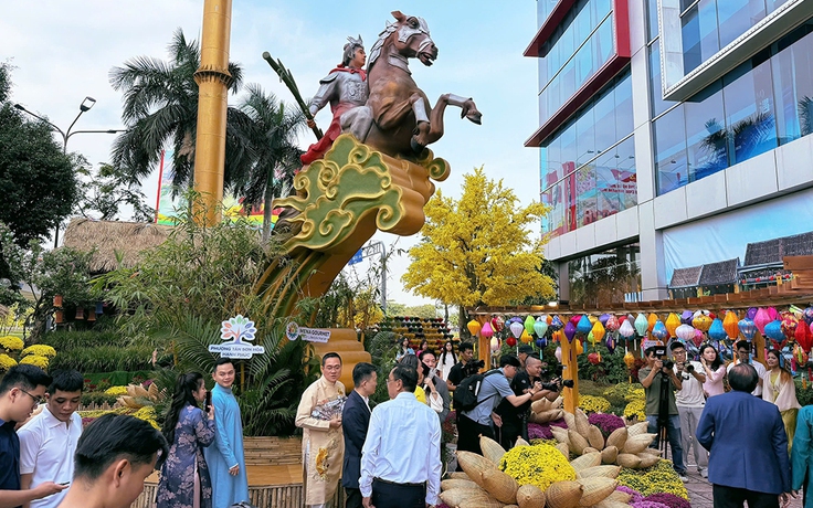 Phố xá rộn ràng đón tết