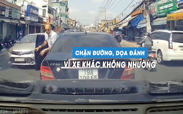 Tức vì không được nhường đường, tài xế lái ô tô chặn đường dọa đánh người khác