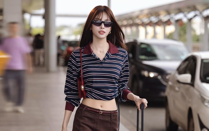 Áo cổ bẻ và chân váy mini, bản phối đơn giản khiến hội chị em mê mẩn