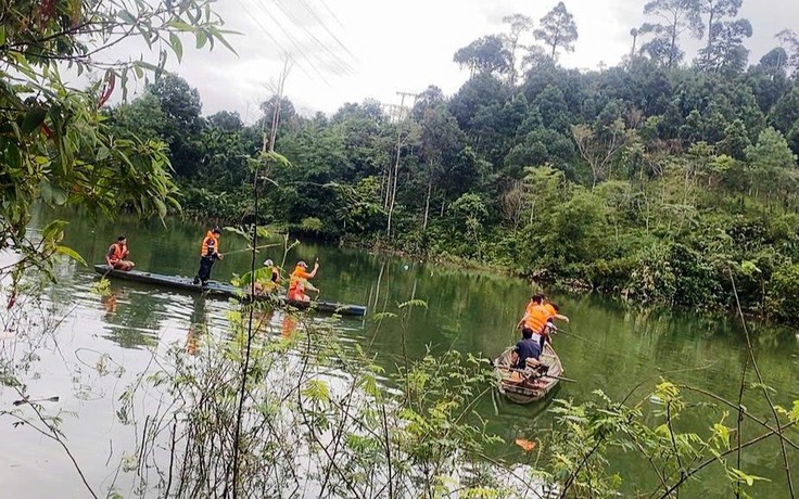 Đà Nẵng: Lật ghe trên sông Nước Xa, cứu được 6 người, 1 người tử vong