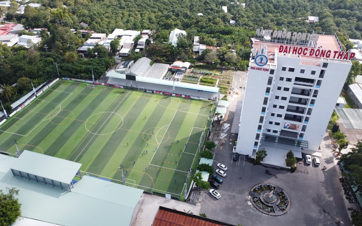 Sân bóng Trường ĐH Đồng Tháp đã sẵn sàng cho TNSV THACO cup 2026