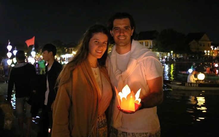 Đón Tết Dương lịch ở Hội An, khách Tây thả hoa đăng trên sông Hoài