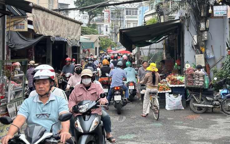 Buôn bán lấn chiếm đường, gây kẹt xe
