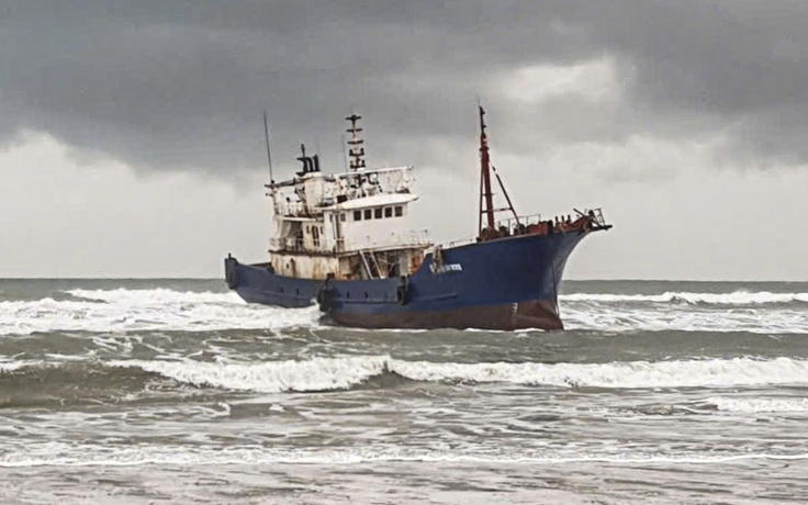 Tàu vỏ sắt 300 tấn nghi của nước ngoài trôi dạt vào bờ biển Quảng Ngãi