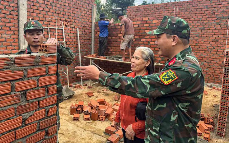 Tái thiết vùng rốn lũ: Xây nhà cho dân giữa đại ngàn Trường Sơn